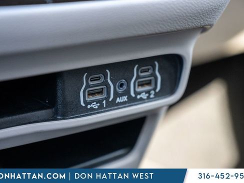 Used 2023 Chrysler Pacifica Touring-L FWD image 12