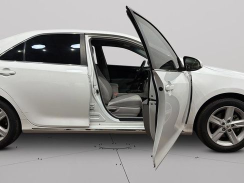 Used 2014 Toyota Camry LE image 32