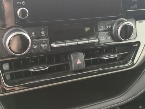 Used 2024 Toyota Highlander LE image 11