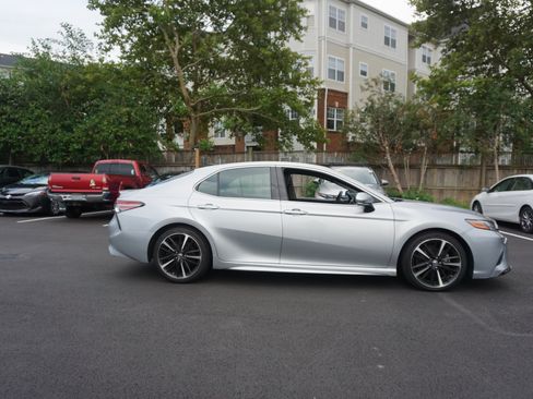 Used 2018 Toyota Camry XSE FWD image 3
