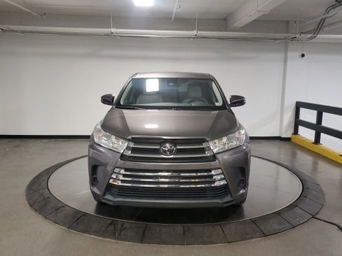 Used 2018 Toyota Highlander LE image 3