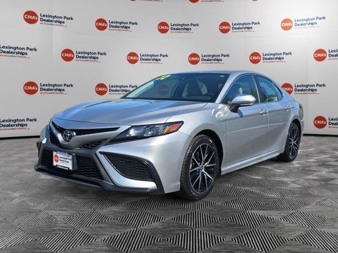 Used 2022 Toyota Camry SE image 3