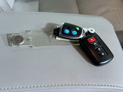 Used 2014 Toyota Camry XLE w/ Leather Package FWD image 33