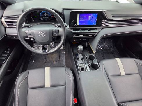 Used 2025 Toyota Camry SE image 8