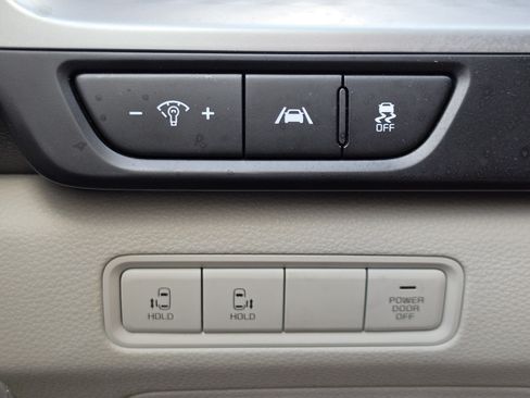 Used 2024 Kia Carnival LX FWD image 12