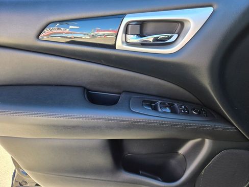 Used 2019 Nissan Pathfinder SV image 23