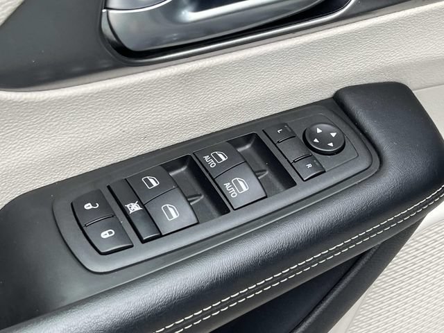 Used 2022 Chrysler Pacifica Touring-L FWD image 16
