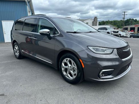Used 2023 Chrysler Pacifica Limited FWD image 7