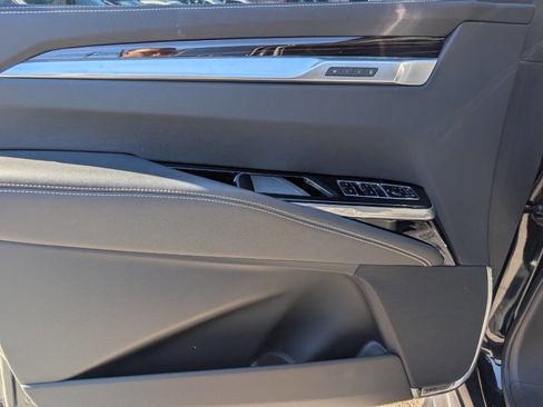 Used 2025 Cadillac Escalade ESV Luxury AWD/4WD image 9