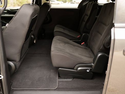 Used 2018 Dodge Grand Caravan SE image 22