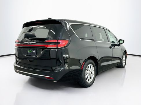 Used 2024 Chrysler Pacifica Touring-L FWD image 9
