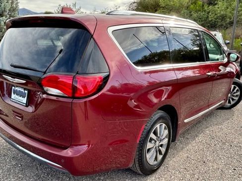 Used 2020 Chrysler Pacifica Touring-L Plus FWD image 5