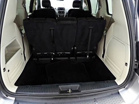 Used 2016 Dodge Grand Caravan SE image 12