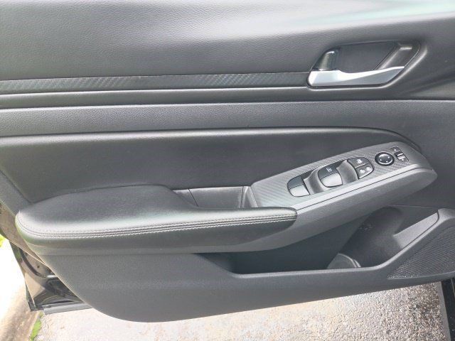 Used 2025 Nissan Altima 2.5 SV FWD image 11