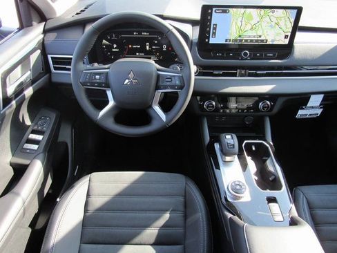 New 2025 Mitsubishi Outlander SE image 11