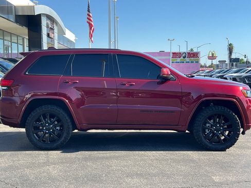 Used 2021 Jeep Grand Cherokee Laredo X AWD/4WD image 3