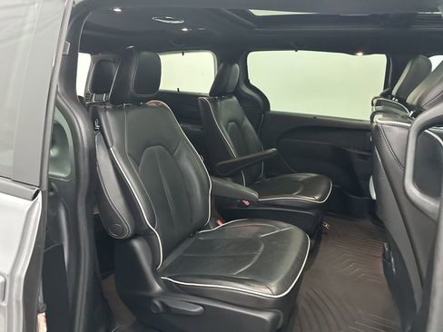 Used 2021 Chrysler Pacifica Limited w/ Uconnect Theater Family Group image 24