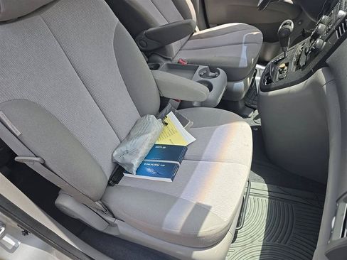 Used 2012 Kia Sedona LX w/ PWR Pkg FWD image 14