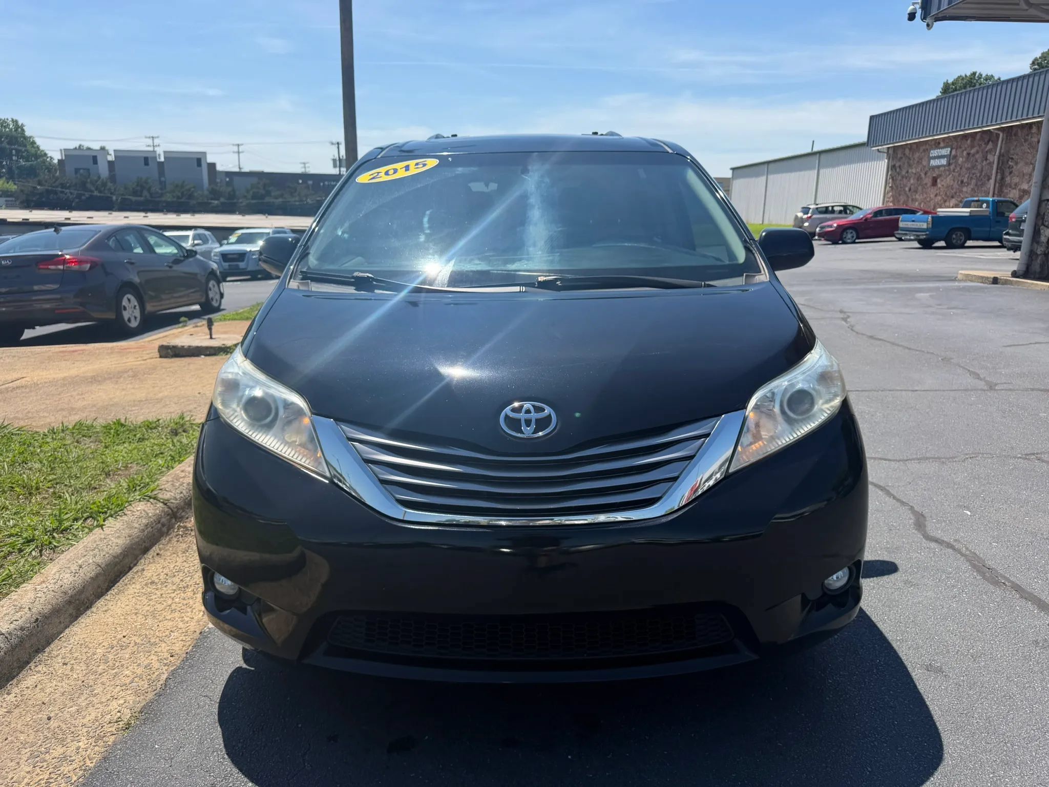 Used 2015 Toyota Sienna XLE FWD image 2