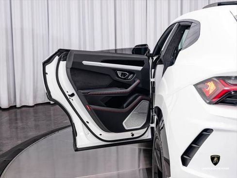 Used 2019 Lamborghini Urus AWD/4WD image 18