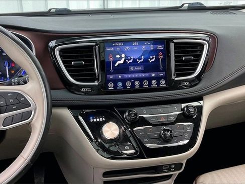 Used 2020 Chrysler Pacifica Limited image 6