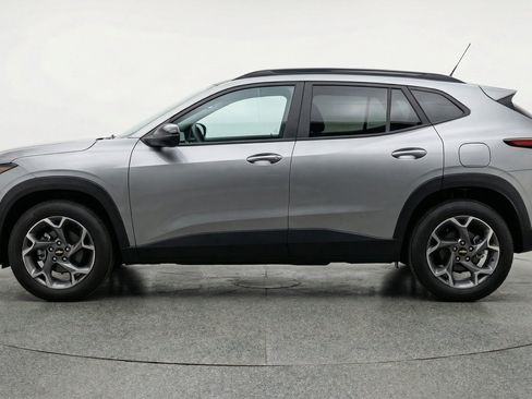 Used 2025 Chevrolet Trax LT w/ LT Convenience Package FWD image 5