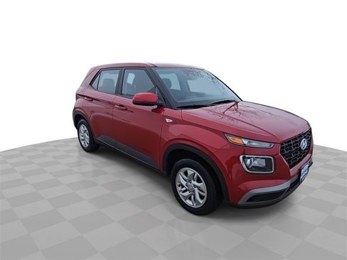 Used 2023 Hyundai Venue SE image 2
