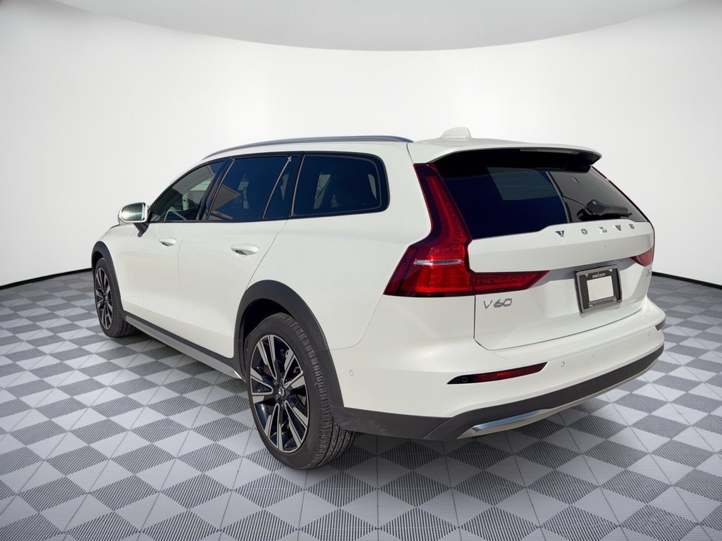 Certified 2025 Volvo V60 B5 Cross Country Ultra AWD/4WD image 3