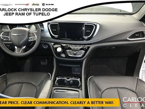 Used 2026 Chrysler Pacifica Limited FWD image 37