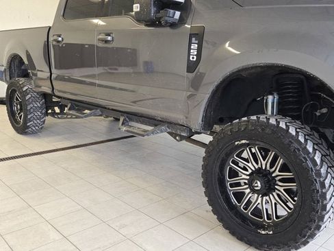 Used 2022 Ford F250 Lariat w/ Black Appearance Package image 9