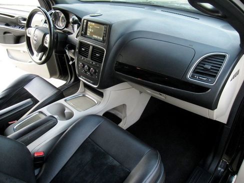 Used 2018 Dodge Grand Caravan SXT FWD image 23