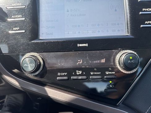 Used 2020 Toyota Camry SE image 18