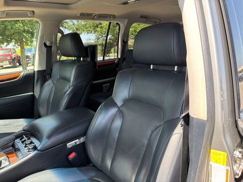 Used 2017 Lexus LX 570 4WD w/ Luxury Package image 23