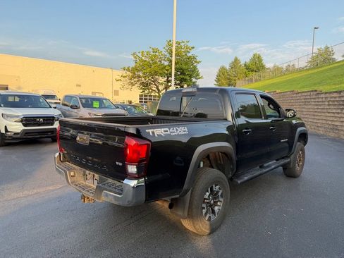 Used 2018 Toyota Tacoma TRD Off-Road AWD/4WD image 4