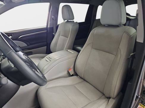 Used 2016 Toyota Highlander Limited AWD/4WD image 18