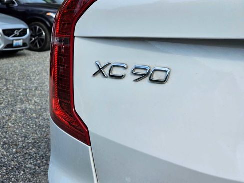 Certified 2022 Volvo XC90 T5 Momentum w/ Climate Package image 15