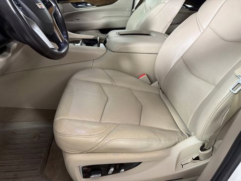 Used 2019 Cadillac Escalade Luxury AWD/4WD image 12