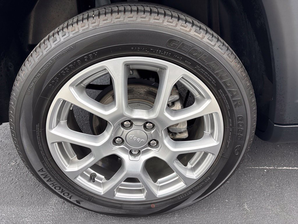 Used 2023 Jeep Compass Latitude w/ Sun and Sound Group AWD/4WD image 12