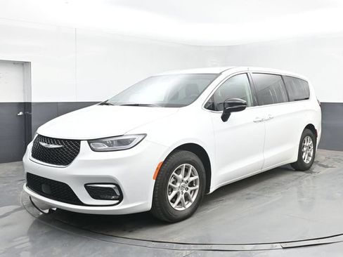 Used 2024 Chrysler Pacifica Touring-L FWD image 5