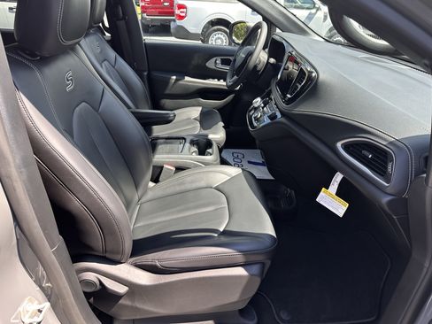 Used 2023 Chrysler Pacifica Touring-L w/ S Appearance Package AWD/4WD image 13