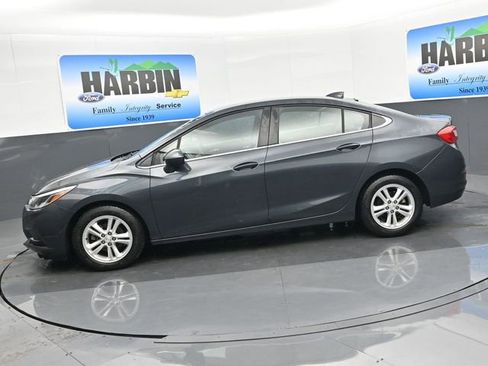 Used 2017 Chevrolet Cruze LT image 2