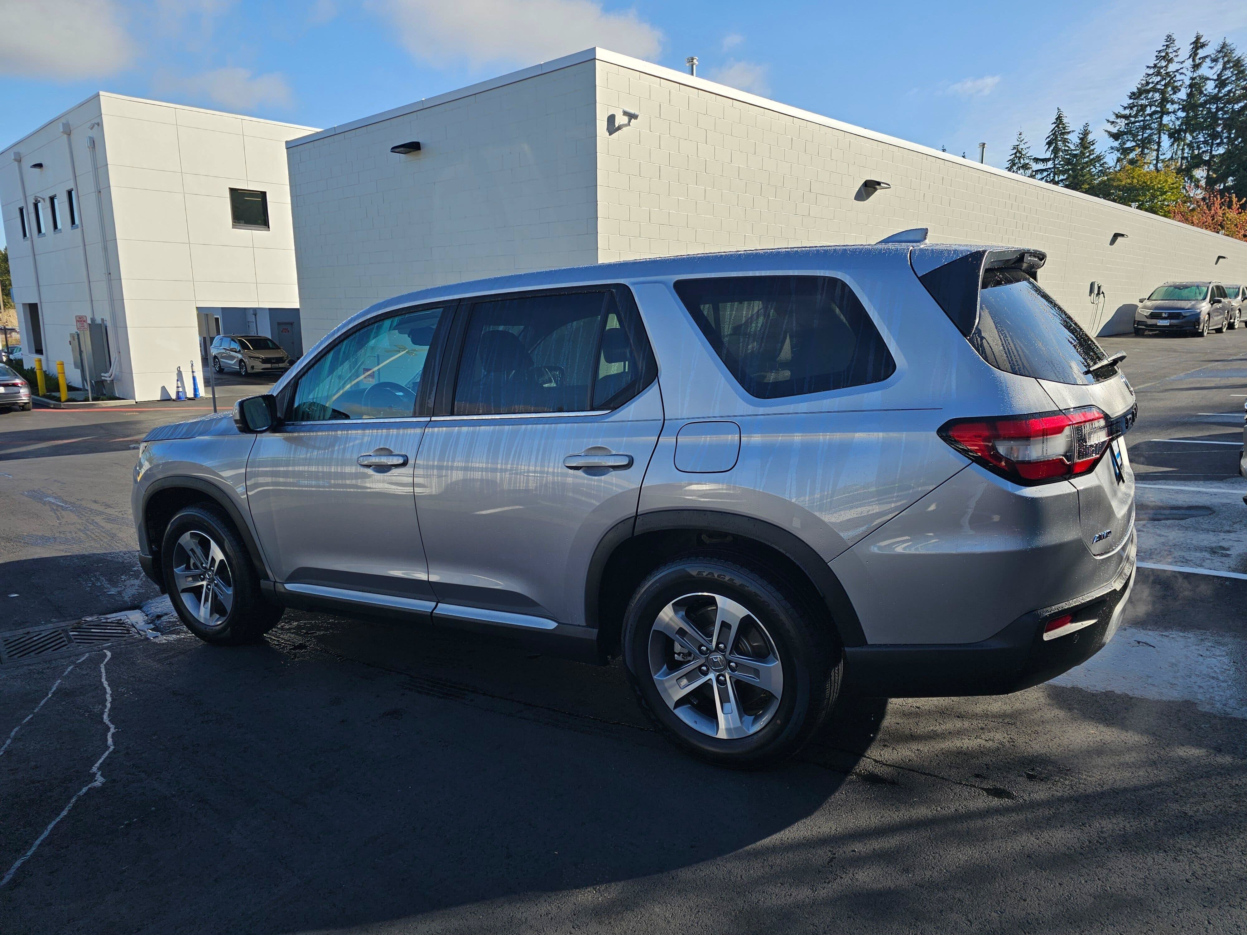 Used 2025 Honda Pilot EX-L image 4