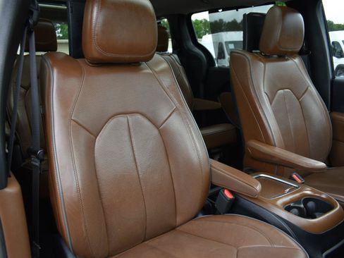 Used 2019 Chrysler Pacifica Limited w/ Tire & Wheel Group FWD image 30