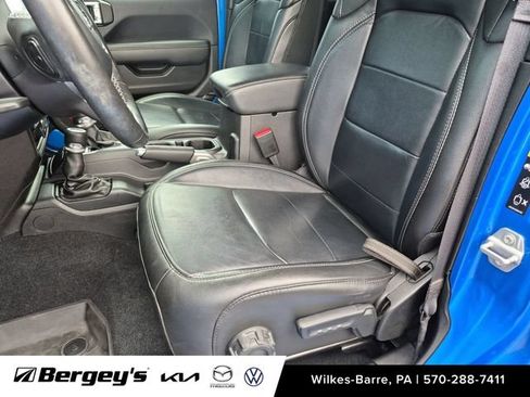 Used 2022 Jeep Wrangler Unlimited Sahara w/ Cold Weather Group AWD/4WD image 12