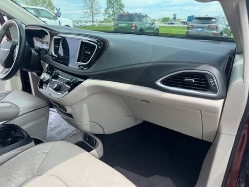 Used 2020 Chrysler Pacifica Limited w/ Tire & Wheel Group FWD image 49