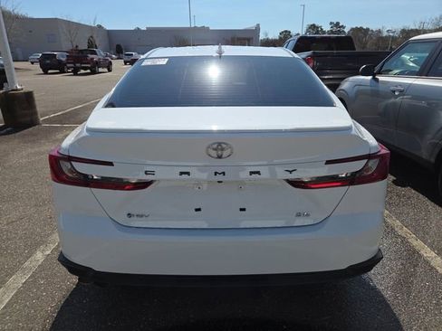 Used 2025 Toyota Camry SE w/ Convenience Package image 4