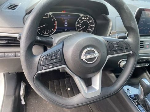 Used 2025 Nissan Altima 2.5 SV FWD image 18