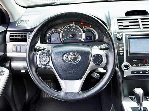 Used 2013 Toyota Camry SE w/ Leather Pkg FWD image 19