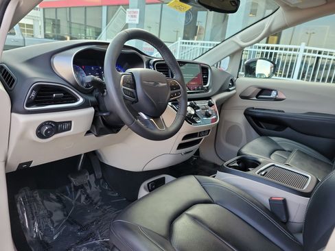 Used 2024 Chrysler Pacifica Touring-L image 19
