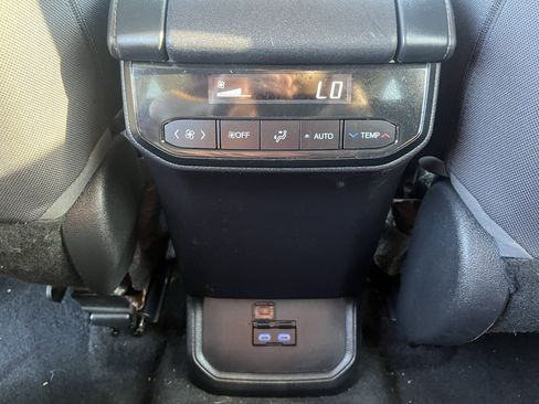 Used 2022 Toyota Highlander LE AWD/4WD image 29